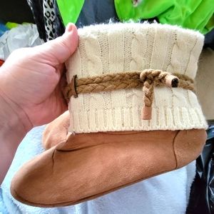 Women's  Medium 7-8 slipper boots, very comfortable, brown, good condition